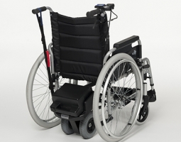 Ayudas al paseo para las personas en sillas de ruedas.